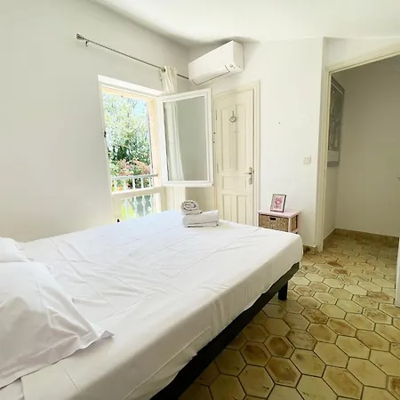 Les De Robinson: Duplex With Pool By Siagne River Apartment *